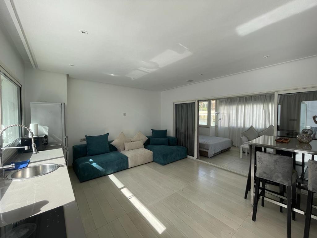 Central, Terrasse, Confortable - Bleue Residence Casablanca Bagian luar foto