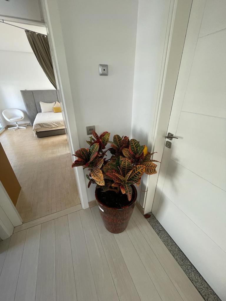 Central, Terrasse, Confortable - Bleue Residence Casablanca Bagian luar foto