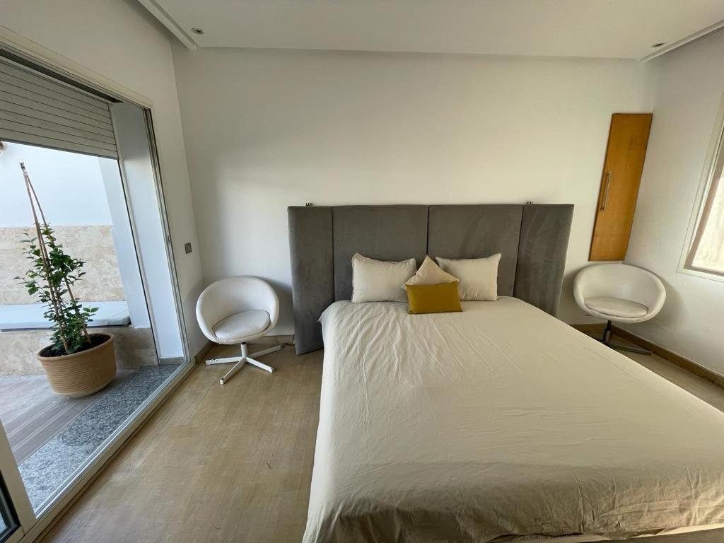 Central, Terrasse, Confortable - Bleue Residence Casablanca Bagian luar foto